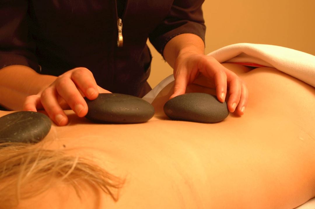 Hot stone massage at Spa Santé Corps et Âme